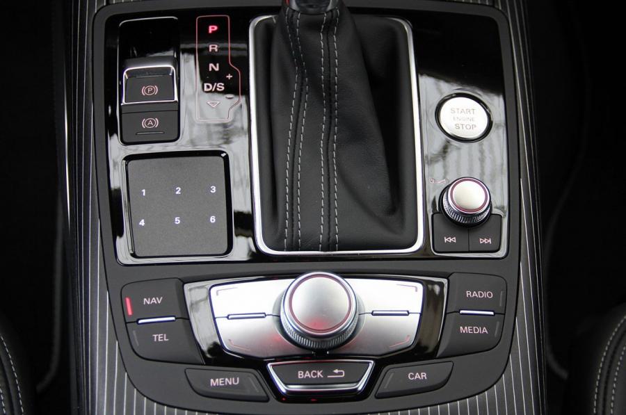 Детали интерьера Audi RS6 Avant (4G, C7) 2013 года  (WW) (фото 41 из 90)